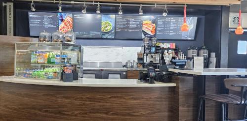 a counter in a restaurant with a counter sidx sidx sidx at Courtyard by Marriott Anchorage Airport in Anchorage