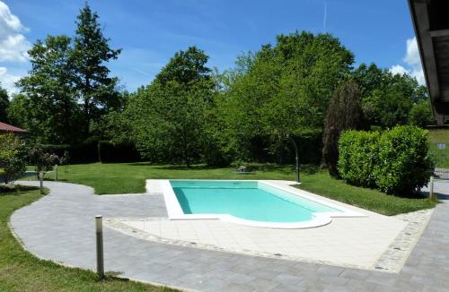 einen Pool in einem Garten mit Bäumen in der Unterkunft Villa Giorgia in Borgo Val di Taro