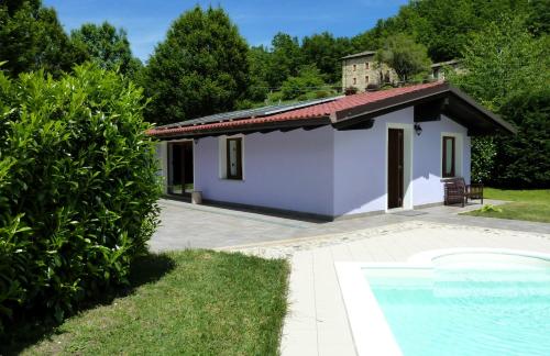 ein weißes Haus mit einem Pool davor in der Unterkunft Villa Giorgia in Borgo Val di Taro