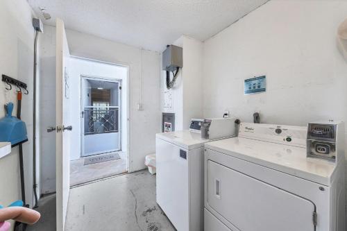 lavadero blanco con lavadora y secadora en 2 bed 2 bath centrally located on Siesta Key, en Sarasota