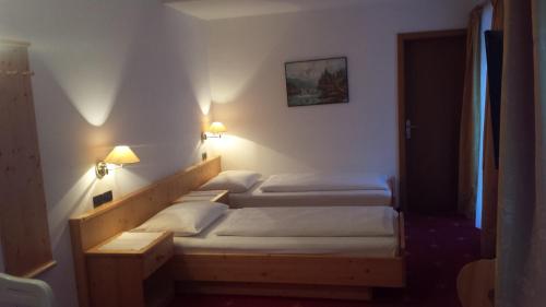 Ein Bett oder Betten in einem Zimmer der Unterkunft Hotel Garnì Gardena - Appartments