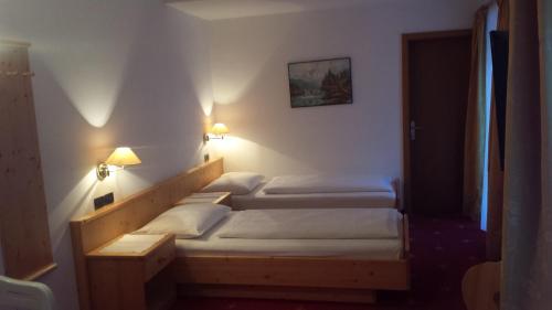 Postel nebo postele na pokoji v ubytování Hotel Garnì Gardena - Appartments
