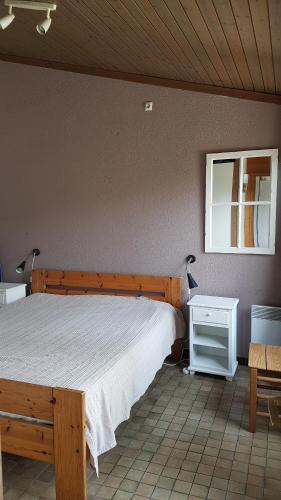 ラカノーにあるVitanova Sunset Lacanau Océanのベッドルーム1室(木製ベッド1台、窓付)