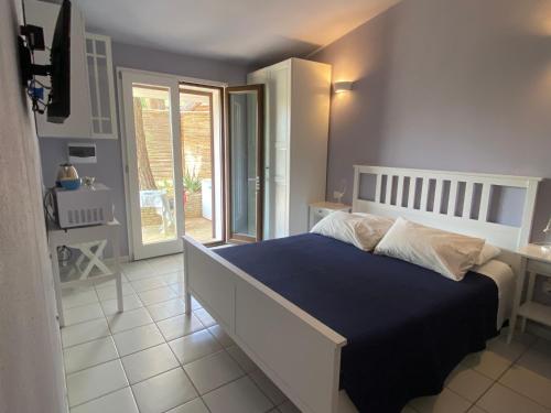 een slaapkamer met een bed met een blauw dekbed bij Casa Daniela in Torre delle Stelle