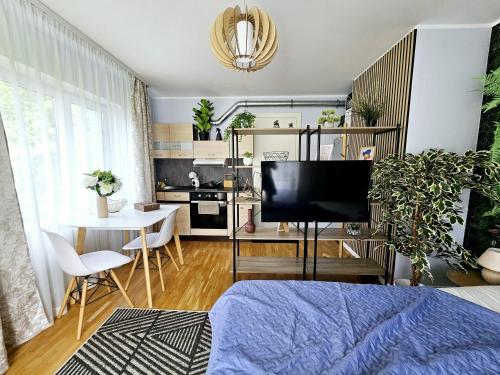 Cozy apartment close to the sea! في تالين: غرفة معيشة مع سرير ومطبخ