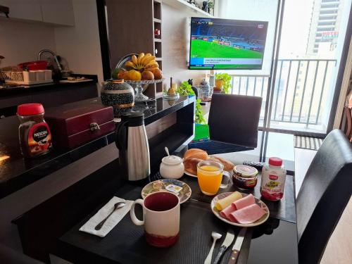 a breakfast table with breakfast foods and drinks on it at Habitación con baño privado desayuno incluído en casa de familia in Lima
