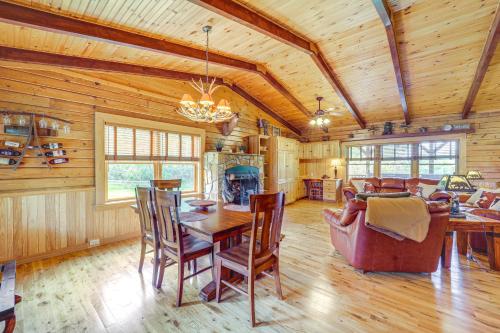 Χώρος καθιστικού στο 4 Mi to Grandfather Mountain Cabin in Newland!