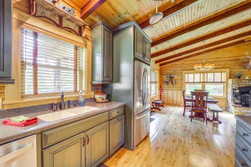 Η κουζίνα ή μικρή κουζίνα στο 4 Mi to Grandfather Mountain Cabin in Newland!