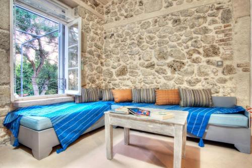 Black Olive Cottage Paramonas