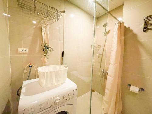 y baño con lavadora y ducha. en Deluxe 1br, Bgc Uptown, Netflix, Pool #oursw32p, en Manila