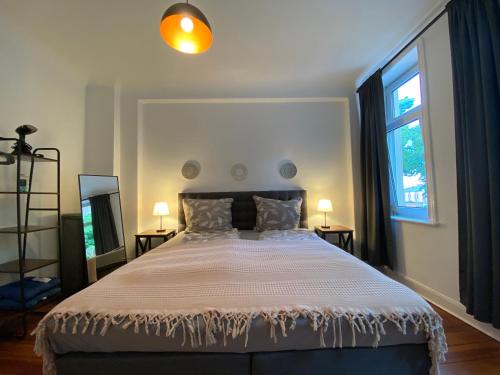 Ένα ή περισσότερα κρεβάτια σε δωμάτιο στο Sadebo Apartments Altstadtflair nähe Bahnhof