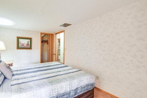 Postel nebo postele na pokoji v ubytování Lutsen Mountains Retreat with Resort Amenities!
