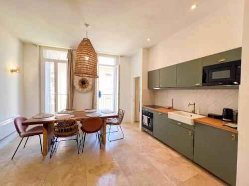 une cuisine et une salle à manger avec une table et des chaises dans l'établissement Chic et Bohème à Endoume, à Deux Pas du Vieux-Port, à Marseille