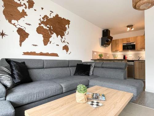 - un salon avec un canapé et une carte du monde sur le mur dans l'établissement Loue avec Mickey, découvre Paris, à Gretz-Armainvilliers