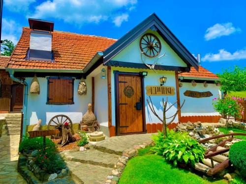 a small house with a sign that says pips at Etno selo Stanojevic in Boljevac