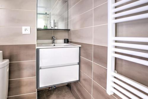 une salle de bain avec un lavabo et un miroir dans l'établissement Évasion Périgourdine, à Périgueux