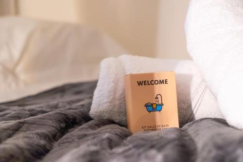 - un livre de bienvenue assis au-dessus d'un lit dans l'établissement Évasion Périgourdine, à Périgueux