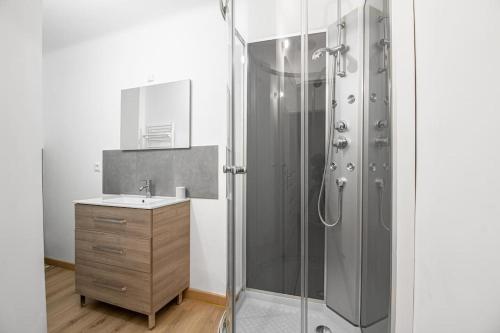 une salle de bain avec douche et lavabo dans l'établissement Sweet-Haven 4 Pers, Calme, Proche Autoroute, à Bousse