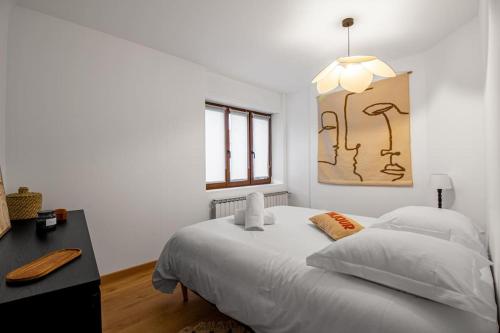 une chambre blanche avec un grand lit et un bureau dans l'établissement Sweet-Haven 4 Pers, Calme, Proche Autoroute, à Bousse