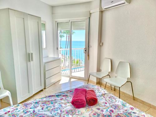 Posteľ alebo postele v izbe v ubytovaní APARTAMENTO TORRESOL Nsf1- TORRECILLA, NERJA