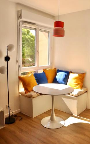 - une table dans une chambre avec un canapé et une fenêtre dans l'établissement T3 chaleureux à Muret, à Muret
