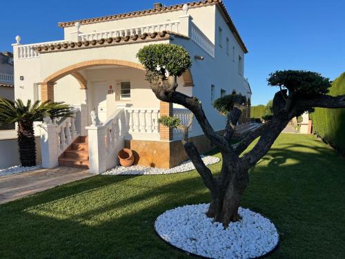 een nepboom voor een huis bij Belvilla by OYO Nautic Parc 9 in Sant Pere Pescador