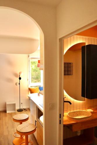 - une cuisine avec une table et deux tabourets dans une pièce dans l'établissement T3 chaleureux à Muret, à Muret