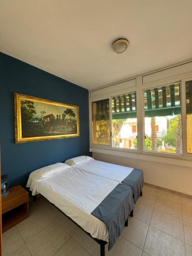 Baia VerdeにあるI love Baia Verde & spaのベッドと壁に絵が飾られた寝室