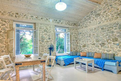 Black Olive Cottage Paramonas