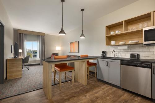 eine Küche mit einer großen Insel in einem Zimmer in der Unterkunft Candlewood Suites Trois-Rivières Ouest, an IHG Hotel in Trois-Rivières