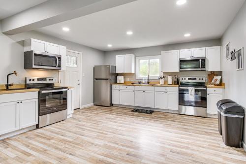 Dapur atau dapur kecil di Spacious Oswego Home 6 Mi to Fort Ontario!