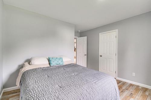 Katil atau katil-katil dalam bilik di Spacious Oswego Home 6 Mi to Fort Ontario!