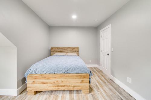 Katil atau katil-katil dalam bilik di Spacious Oswego Home 6 Mi to Fort Ontario!