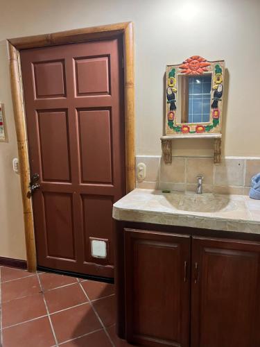 uma casa de banho com um lavatório e um espelho em Casa Manglar Villa em Puerto Jiménez