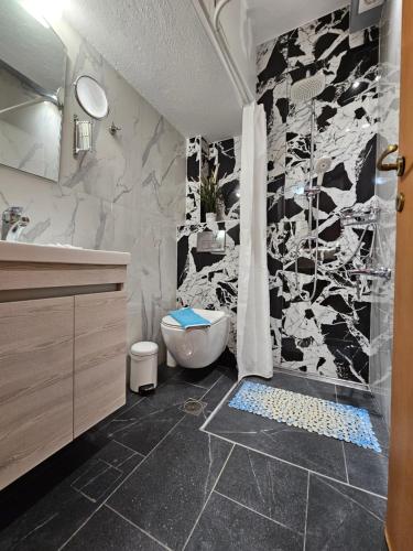 a bathroom with a black and white wall at Modern Apartment Kallithea 1 in Kallithea Halkidikis