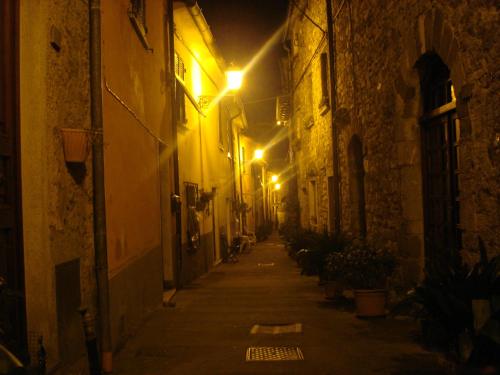 an alleyway at night with lights on the walls at Da Giusè in Trebiano