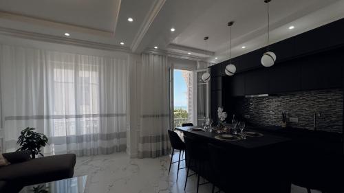 - un salon avec une table à manger et une cheminée dans l'établissement Appartement 3 PIECES NICE Promenade, à Nice