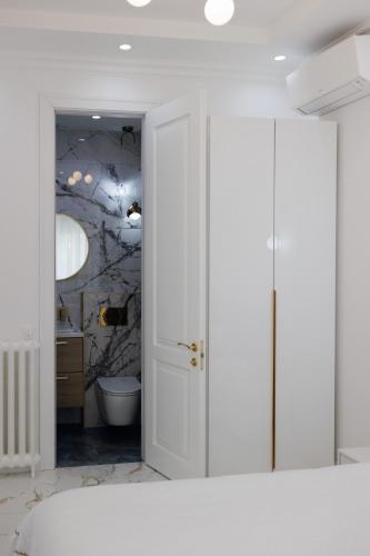 une chambre avec une salle de bain avec une fresque murale dans l'établissement Appartement 3 PIECES NICE Promenade, à Nice