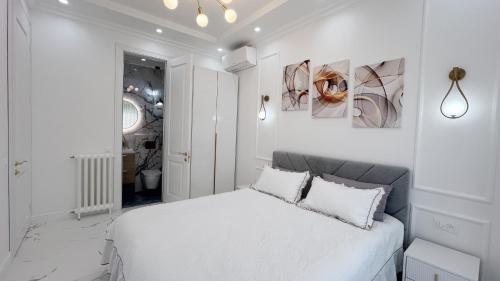 a white bedroom with a bed in a room at Appartement 3 PIECES NICE Promenade in Nice