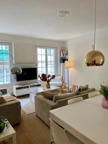 un salon avec des canapés et une télévision dans l'établissement T4 lumineux et spacieux Intra-Muros proche plages, à Saint-Malo