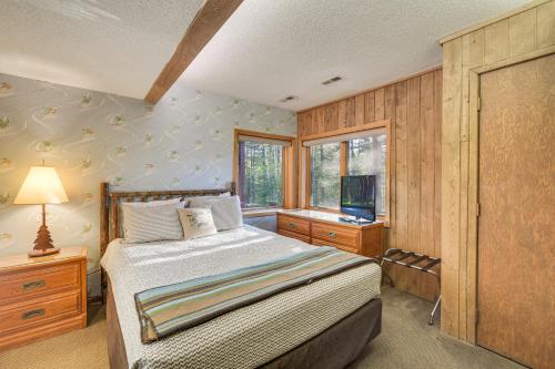 1 dormitorio con cama y ventana en Cozy Alpine Escape Ski-InandOut at Lutsen Mtns, en Lutsen