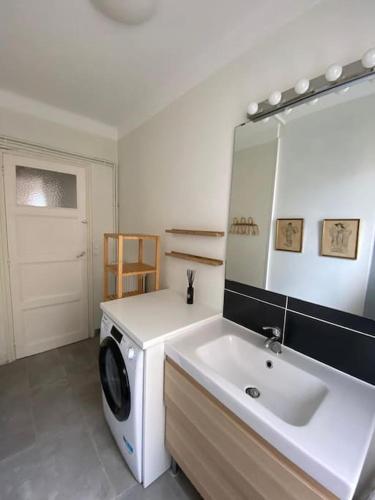 La salle de bains est pourvue d'un lave-linge et d'un lavabo. dans l'établissement T4 lumineux et spacieux Intra-Muros proche plages, à Saint-Malo