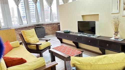 Μια τηλεόραση ή/και κέντρο ψυχαγωγίας στο Center Loft