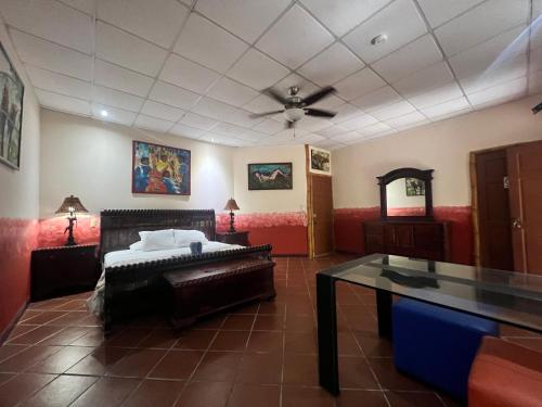 Schlafzimmer mit einem Bett und einem Deckenventilator in der Unterkunft Chosa Manglar Suites in Puerto Jiménez
