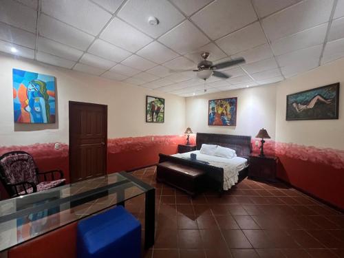 Schlafzimmer mit einem Bett und einem Glastisch in der Unterkunft Chosa Manglar Suites in Puerto Jiménez