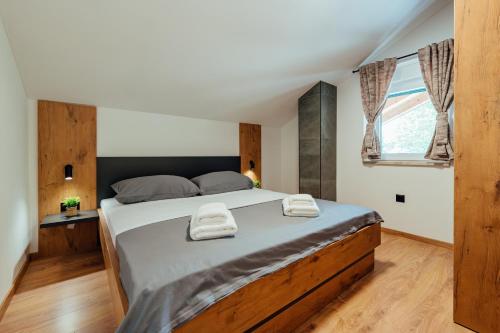 Un dormitorio con una cama grande con dos toallas encima. en Holiday home Magic Sunset, en Imotski