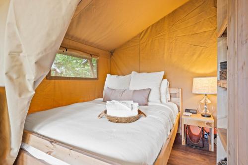 ein Schlafzimmer mit einem Bett in einem Zelt in der Unterkunft The Lodges at Eden Reserve - Safari Tents in Williamstown