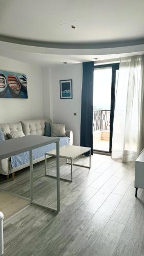 a living room with a couch and a table at Miločer Apartman Beograd in Pržno