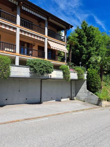 un edificio con plantas al lado de una calle en Appartamento La Terrazza, en Lugano