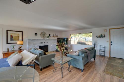uma sala de estar com dois sofás e uma lareira em Relaxing Poulsbo Duplex with Liberty Bay Views! em Poulsbo